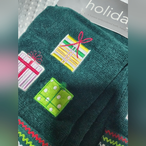 VINTAGE MARTHA STEWART NWT 3 PIECE EMBROIDERED BATH TOWEL SET. - Picture 6 of 7